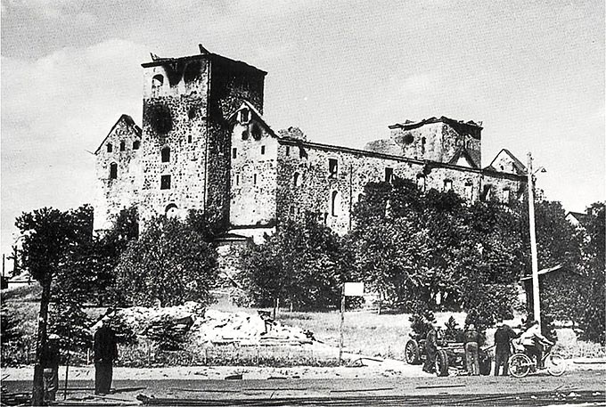 1943 год. Разбомбленный советской авиацией замок Турку