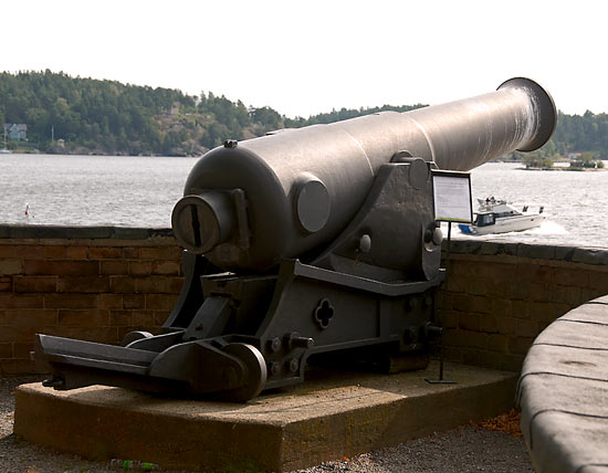 23 sm bomb gun "Wahrendorffare" m/1854 - Vaxholm