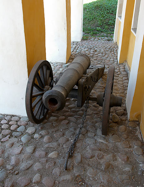 An 18th-century muzzle-loading gun in the cardegardia gallery