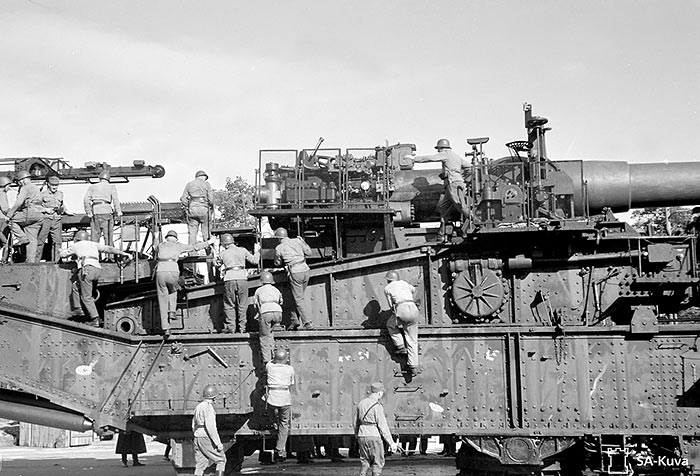 Общий вид заряжания 305-мм орудия