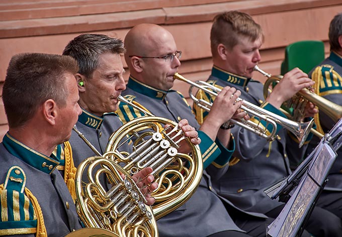 Военный оркестр играет для публики в общественном саду города Миккеле