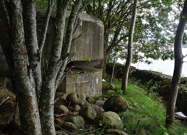 Долговременная огневая точка в летнем камуфляже