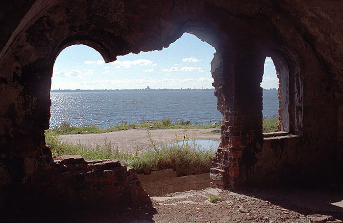 Вид на Кронштадт из орудийного каземата