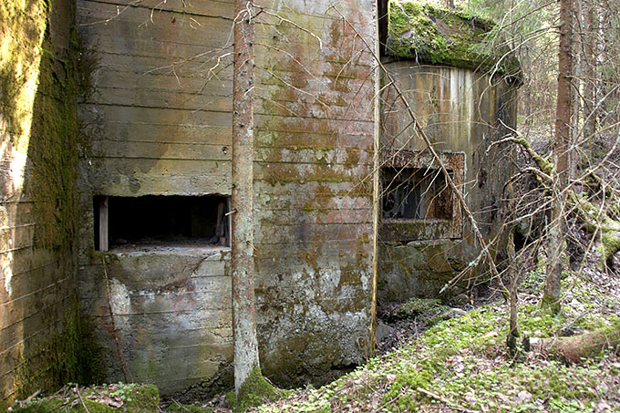 Machine gun and gun embrasures of the bunker of Salpa-line 